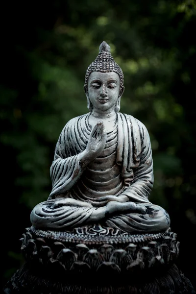 Old Buddha was left abandoned in desert places. — Stock Photo, Image