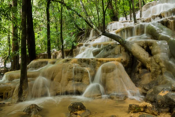 Kalksteen waterval in het regenwoud, Thailand. — Stockfoto