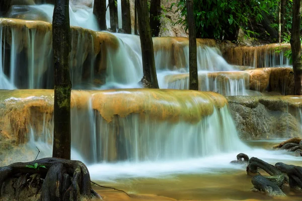 タイの熱帯雨林で石灰岩の滝. — ストック写真