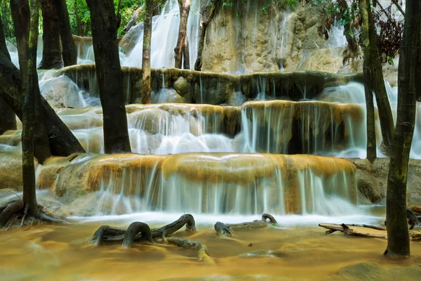 Cascada de piedra caliza en la selva tropical, Tailandia . —  Fotos de Stock