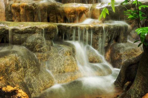 Kalksteinwasserfall im Regenwald, Thailand. — Stockfoto