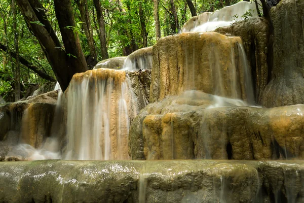 Cascada de piedra caliza en la selva tropical, Tailandia . —  Fotos de Stock