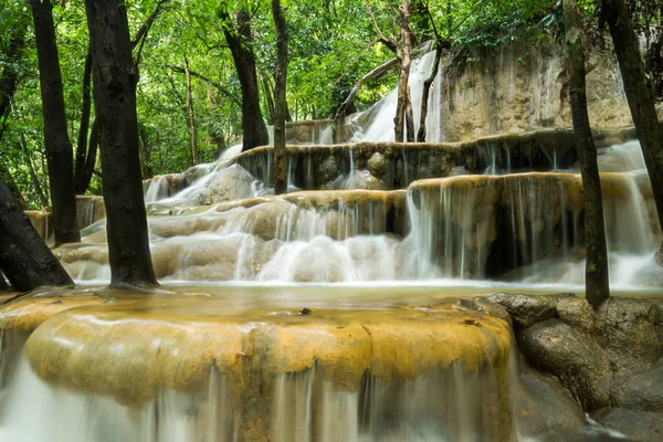 Cascada de piedra caliza en la selva tropical, Tailandia . —  Fotos de Stock