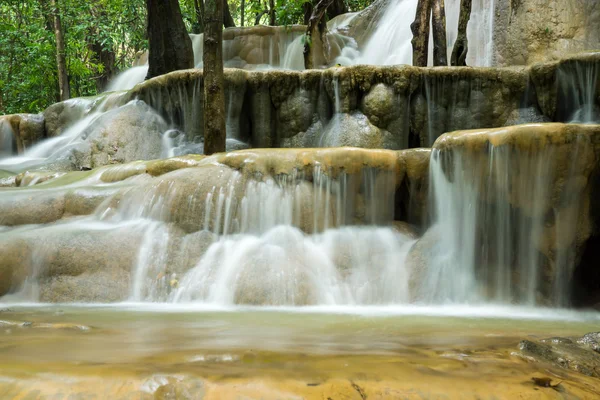 Kalksteinwasserfall im Regenwald, Thailand. — Stockfoto