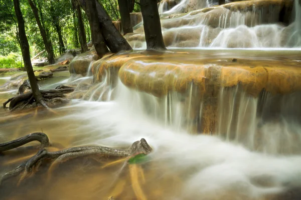 Kalksteinwasserfall im Regenwald, Thailand. — Stockfoto