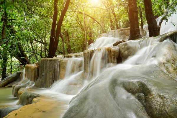 Kalksteinwasserfall im Regenwald, Thailand. — Stockfoto