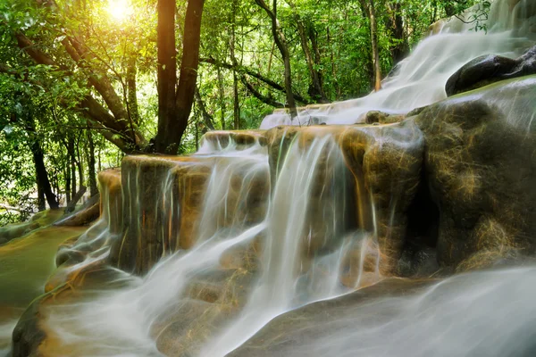 Cascade de calcaire dans la forêt tropicale, Thaïlande . — Photo