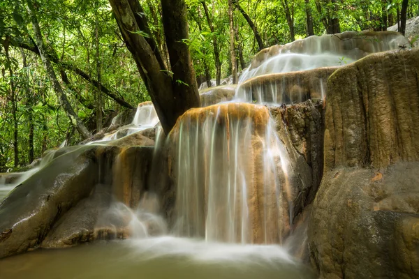 Kalksteinwasserfall im Regenwald, Thailand. — Stockfoto