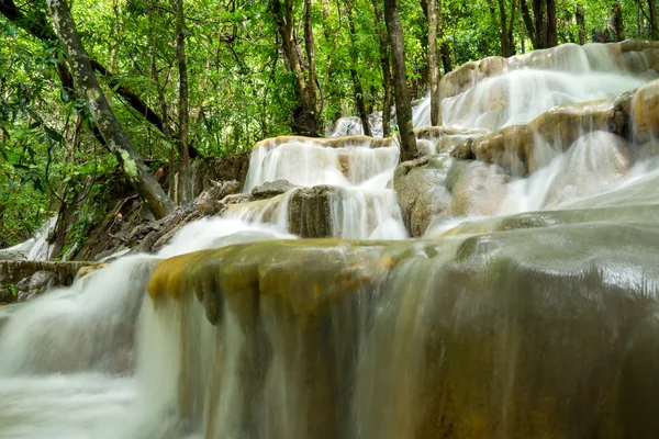 Kalksteinwasserfall im Regenwald, Thailand. — Stockfoto