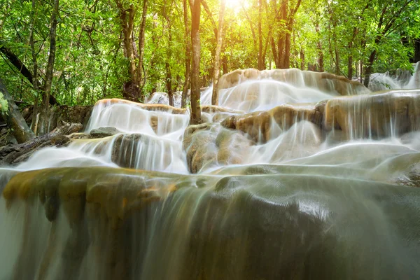 Kalksteen waterval in het regenwoud, Thailand. — Stockfoto