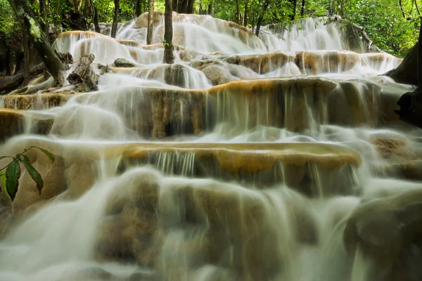 Kalksteinwasserfall im Regenwald, Thailand. — Stockfoto