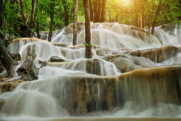 Kalksteinwasserfall im Regenwald, Thailand. — Stockfoto