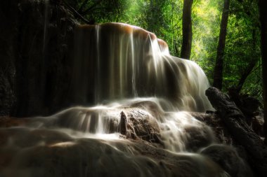 Kireçtaşı şelale yağmur ormanlarında, Tayland.