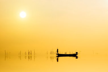 Güzel gökyüzü ve Minimal siluetleri balıkçı gölde, 