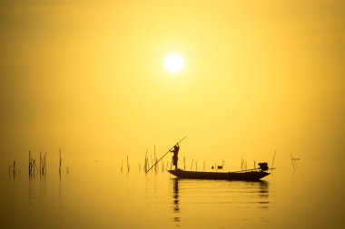 Güzel gökyüzü ve Minimal siluetleri balıkçı gölde, 
