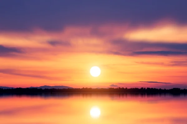 Unfokussierter Sonnenuntergangshimmel am See — Stockfoto