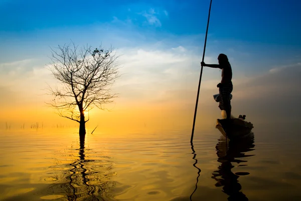 Halász sziluettek és a naplemente, Thaiföld. — Stock Fotó