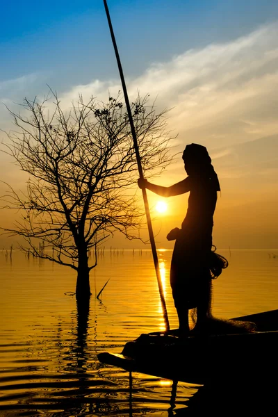 Silhuetas pescador e pôr do sol, Tailândia . — Fotografia de Stock