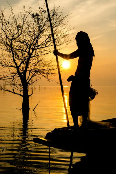 Silhuetas pescador e pôr do sol, Tailândia . — Fotografia de Stock