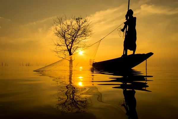 Silhouettes fisherman throwing fishing nets during sunset, Thail — Stock Photo, Image