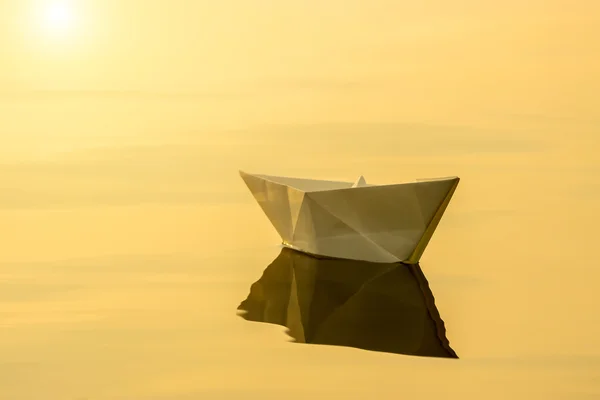 Barcos de papel na água . — Fotografia de Stock