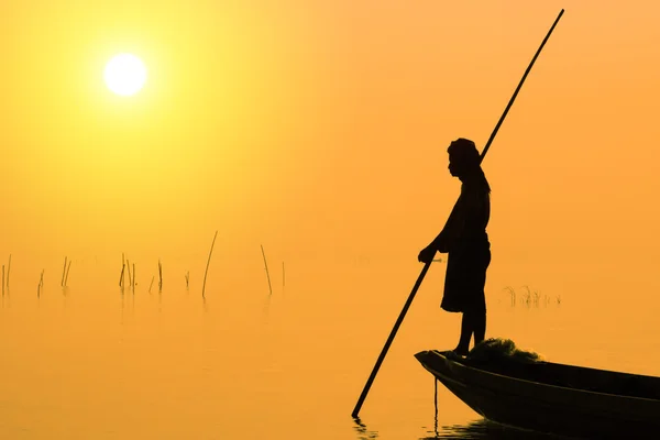 Silhuetas pescador e pôr do sol, Tailândia . — Fotografia de Stock