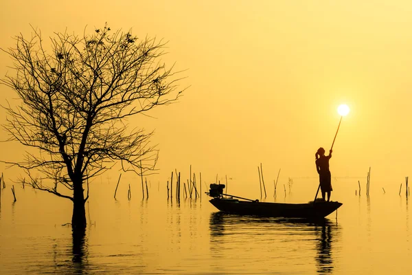 Silhuetas pescador e pôr do sol, Tailândia . — Fotografia de Stock