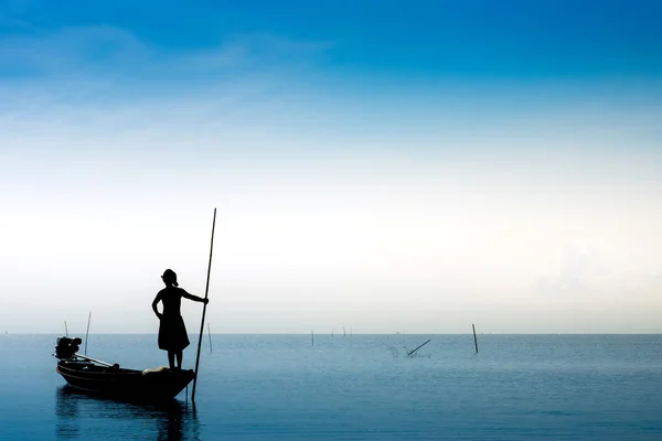 Modrá obloha a siluety rybář, Thajsko. — Stock fotografie