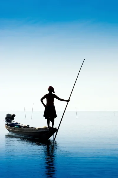 Ciel bleu et silhouettes de pêcheur, Thaïlande . — Photo