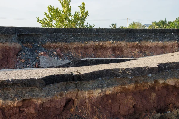 Lado de la carretera de asfalto roto se derrumbó y cayó —  Fotos de Stock