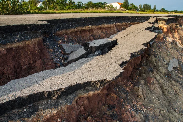 Kant van de asfaltweg van de gebroken samengevouwen en gedaald — Stockfoto