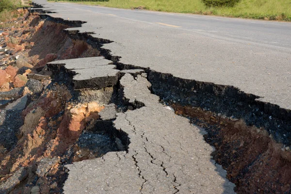Lado de la carretera de asfalto roto se derrumbó y cayó —  Fotos de Stock