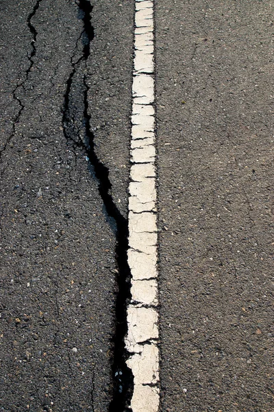 Risse und Erosion der Asphaltstraße durch das Erdbeben. — Stockfoto