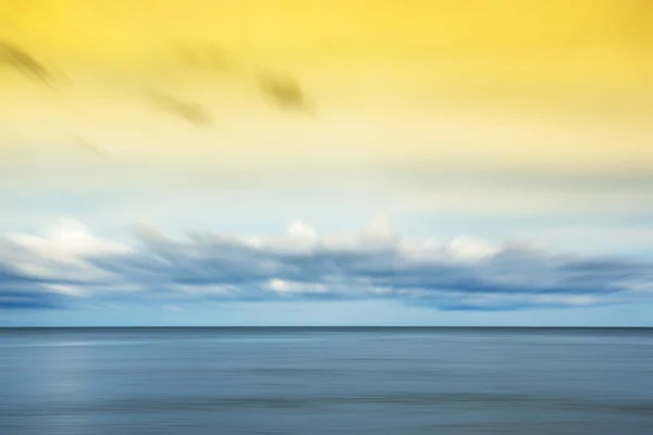 Тихое синее море — стоковое фото