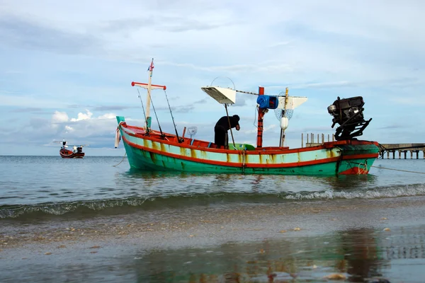 Fiskebåtar på stranden — Stockfoto