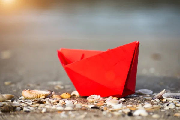 Barcos de papel rojo en la playa al aire libre . — Foto de Stock