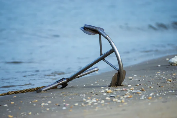 El ancla de acero inoxidable en una playa — Foto de Stock