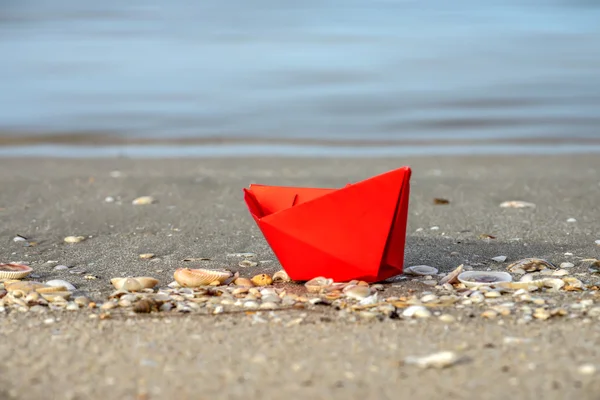 Barcos de papel rojo en la playa al aire libre . — Foto de Stock