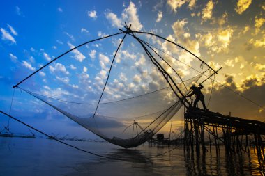 Bambu makine göl silüeti. Güney Tayland.