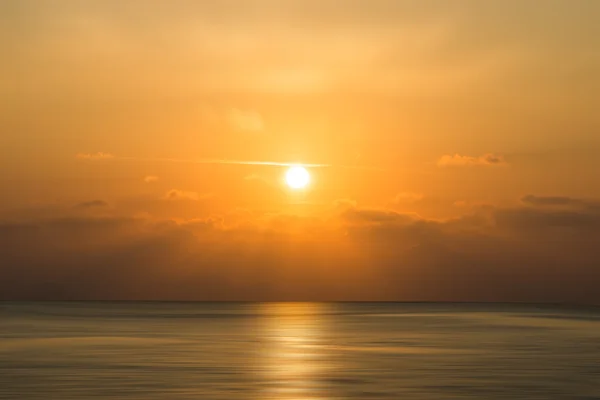 Céu do pôr do sol no lago, Tailândia . — Fotografia de Stock