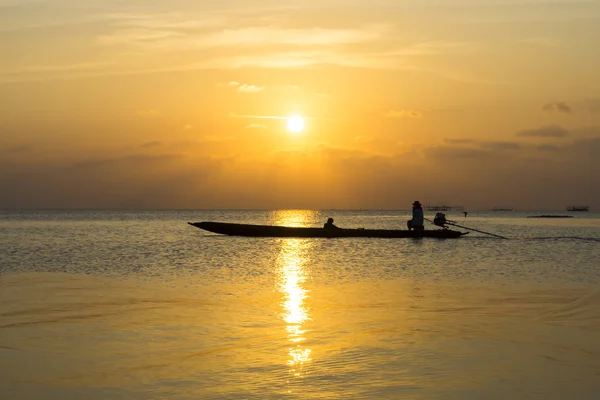 Pescador e pôr-do-sol céu sobre lago, Tailândia . — Fotografia de Stock