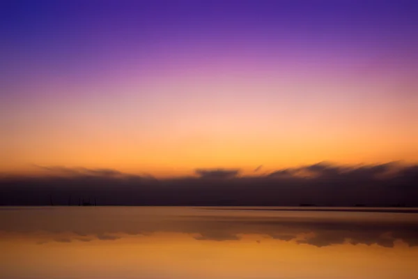 Při západu slunce obloha na jezeře, Thajsko. — Stock fotografie