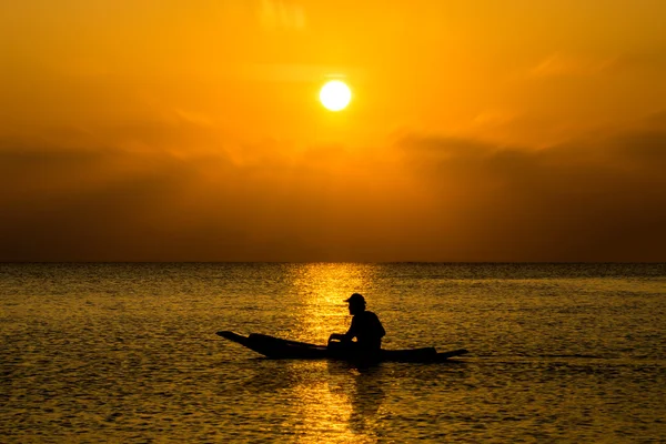 Silhouette of fishermen in a boat. — Stock Photo, Image