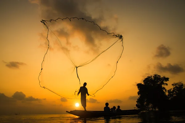 Sziluettek Halász dobott halászhálók során naplemente, thai, munkavállalók — Stock Fotó