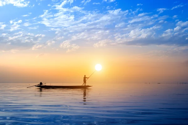 Mooie hemel en silhouetten van minimale visser aan het meer, — Stockfoto