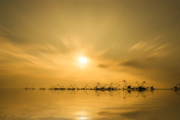 Silhueta de máquinas de bambu no lago. Sul da Tailândia . — Fotografia de Stock