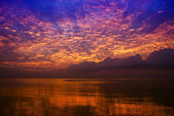 Belo pôr do sol no mar — Fotografia de Stock