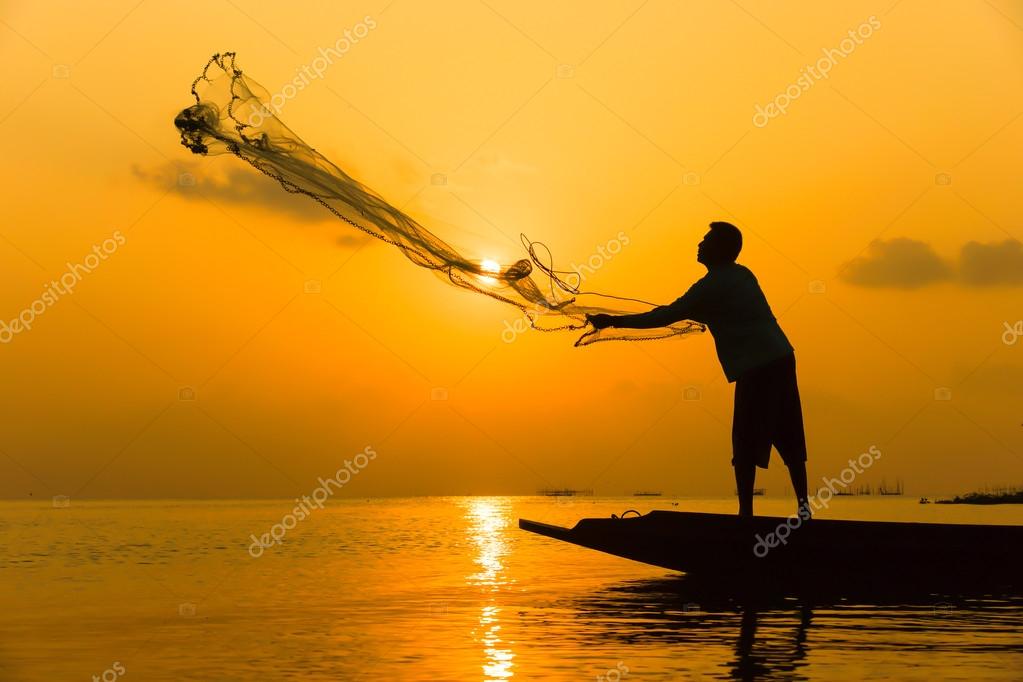 Silhouettes fisherman throwing fishing nets during sunset, Thail — Stock  Photo © Noppharat_th #81209486
