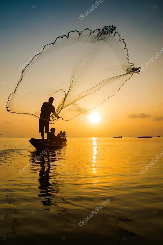 Silhouettes fisherman throwing fishing nets during sunset, Thail — Stock  Photo © Noppharat_th #81209494