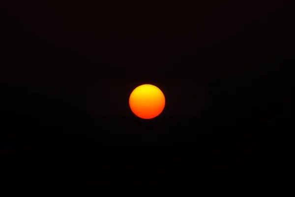 Sonnenuntergangshimmel im dunklen Hintergrund. — Stockfoto